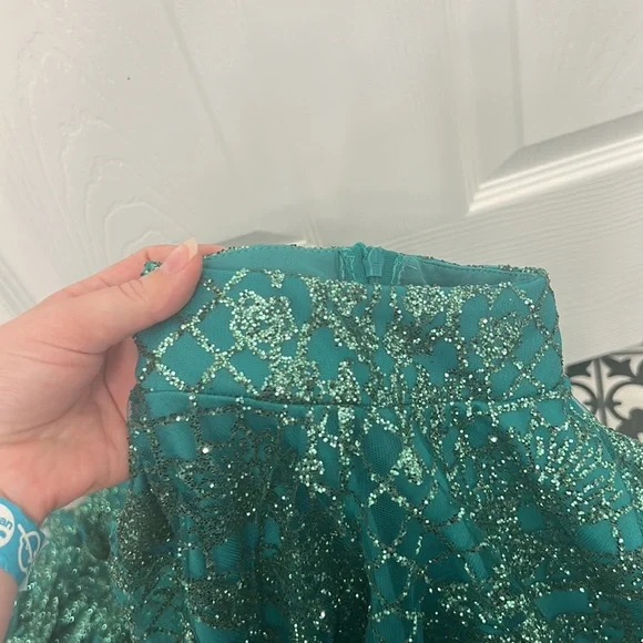 MAKE AN OFFER!! Elegant Emerald Green Mermaid Fit Dress - Picture 10 of 10